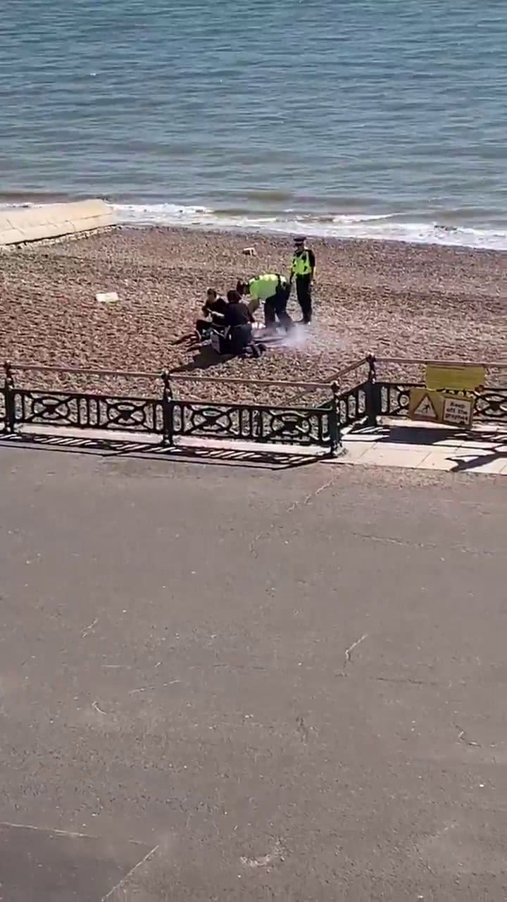 Coronavirus en Reino Unido: un policía le 'mojó' el asado a una pareja que rompió la cuarentena