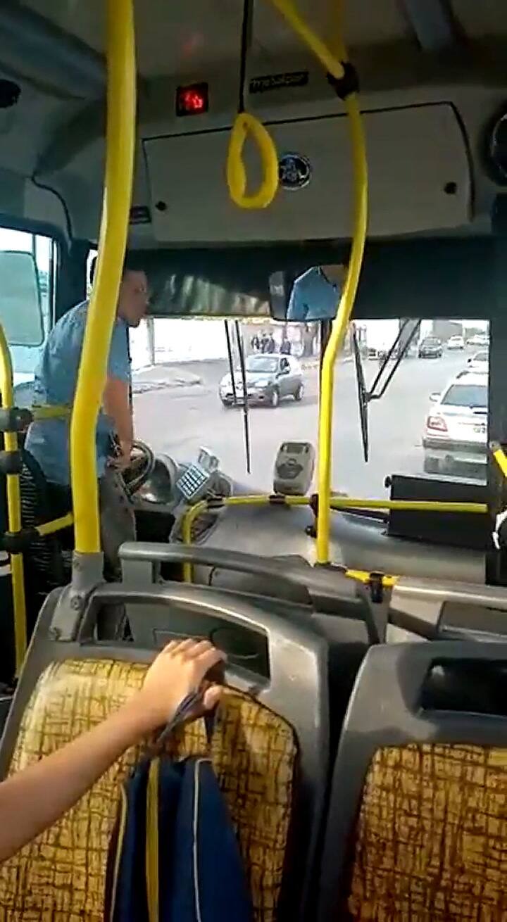 Una mujer le dio una tremenda paliza a un colectivero que le chocó el auto