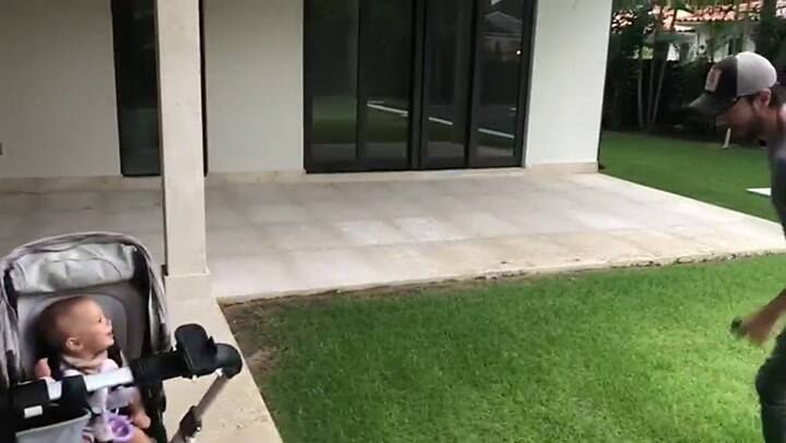 Enrique Iglesias jugando con sus hijos - Fuente: Instagram