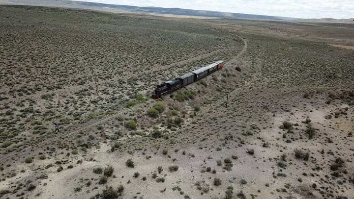 Imágenes aéreas del recorrido de La Trochita, a través de Río Negro