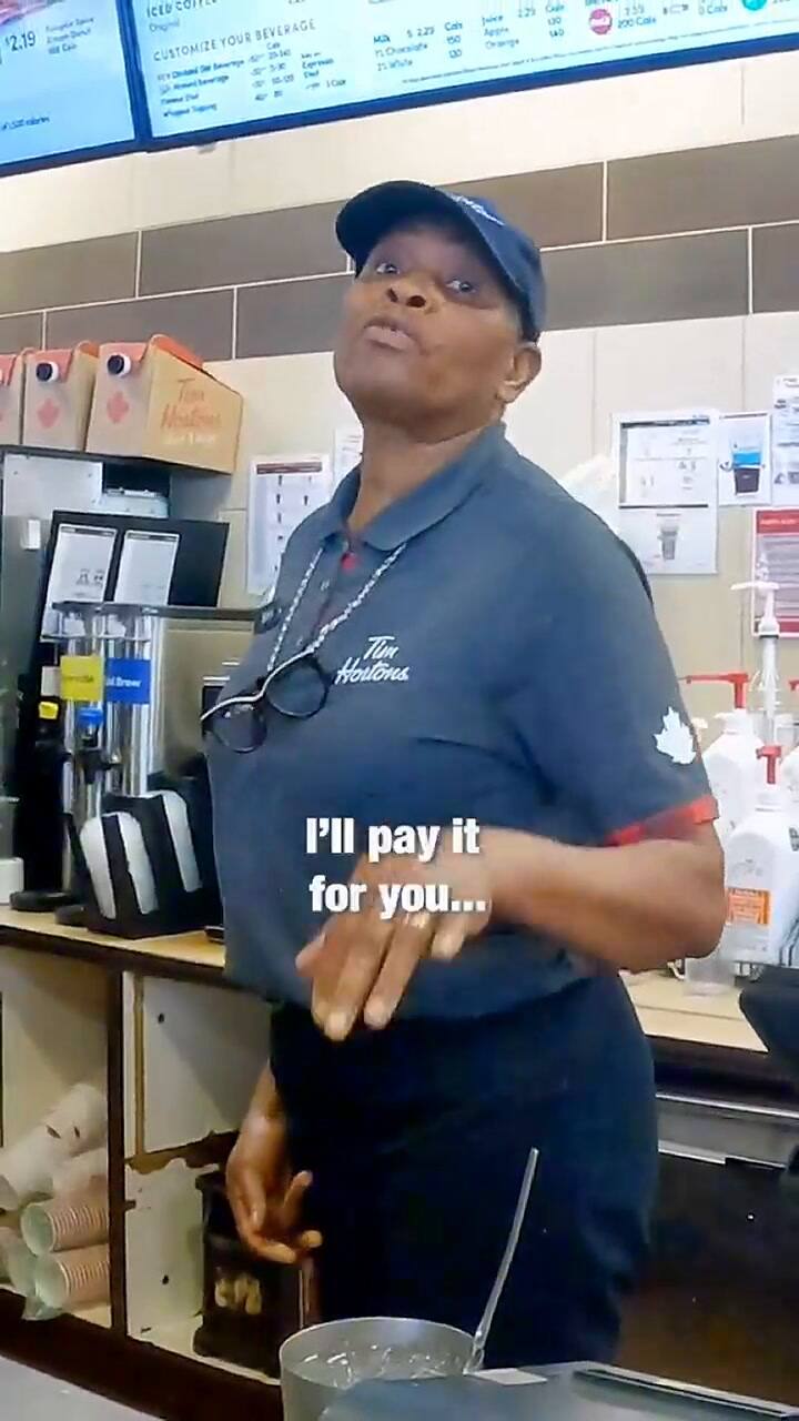 Zachary se acercó a Sonnia para decirle que olvidó su cartera en casa, pero quería una pieza de pan