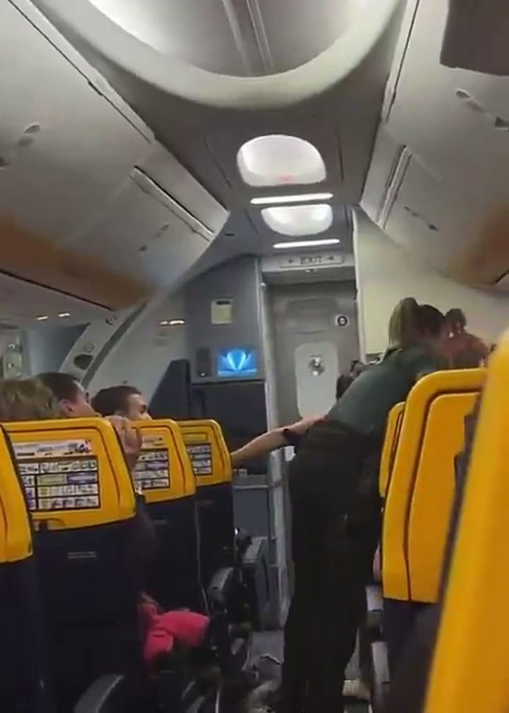España: una luchadora de MMA agredió a dos guardias civiles durante un vuelo a Dublín y fue detenida