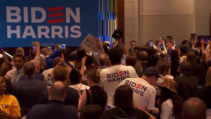 Biden saluda a sus partidarios