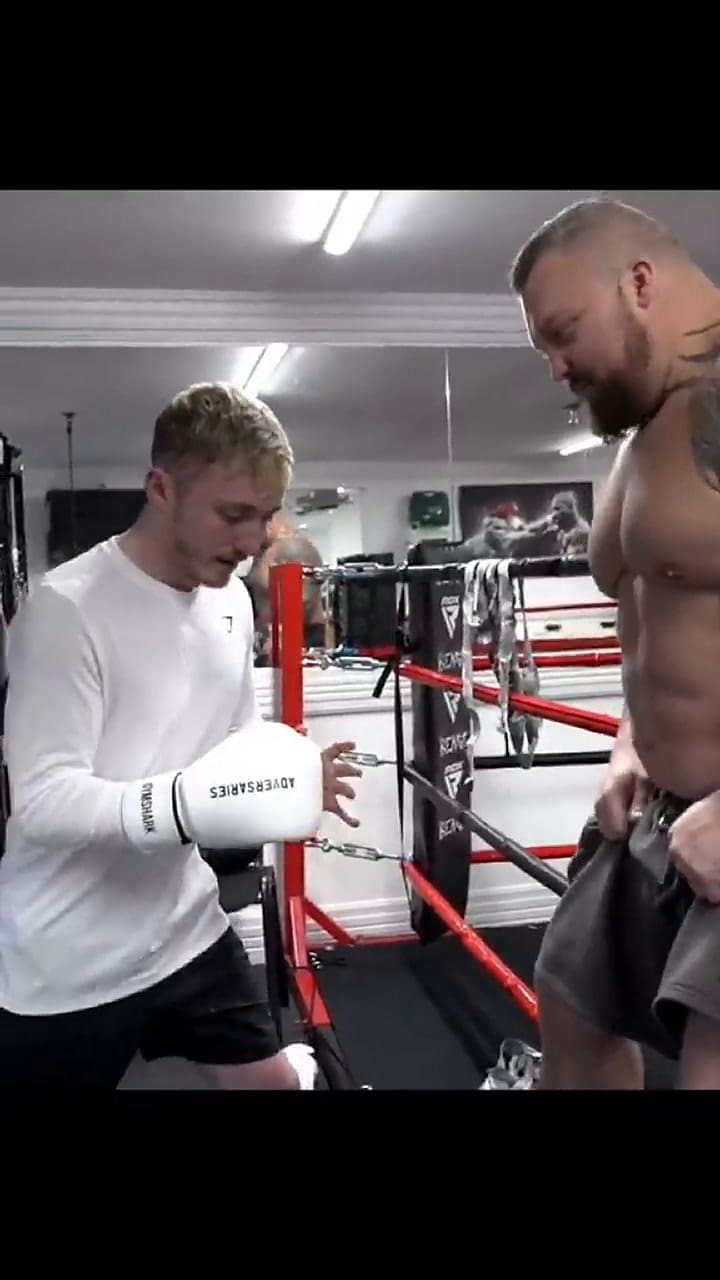 Un gimnasta olímpico recibe un golpe del hombre más fuerte del mundo