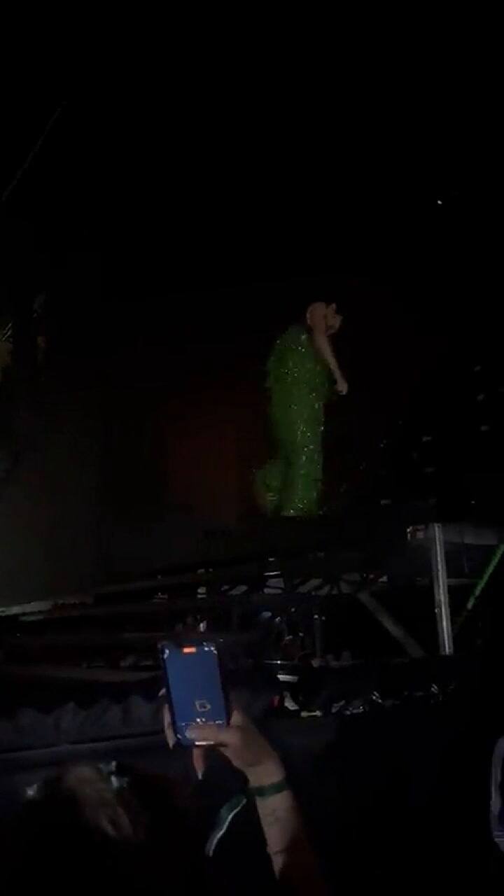 El momento en que un celular impacta en el rostro de Harry Styles