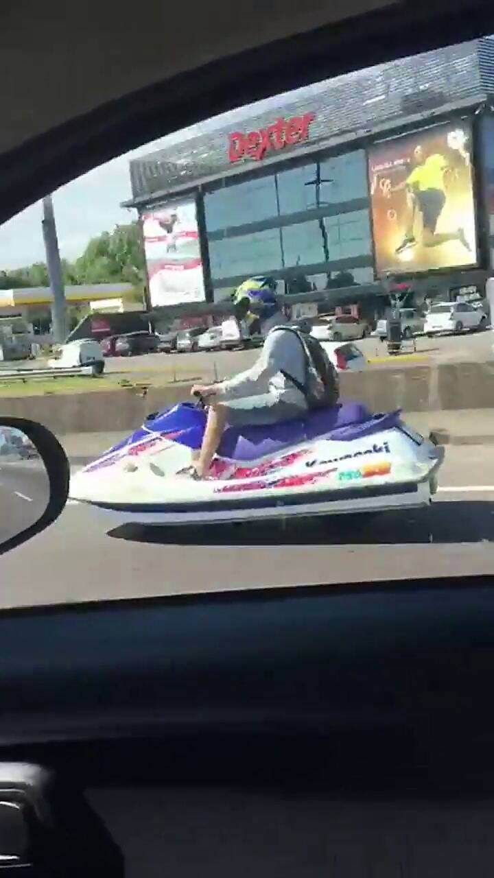 En video: manejaba una moto de agua por la Panamericana