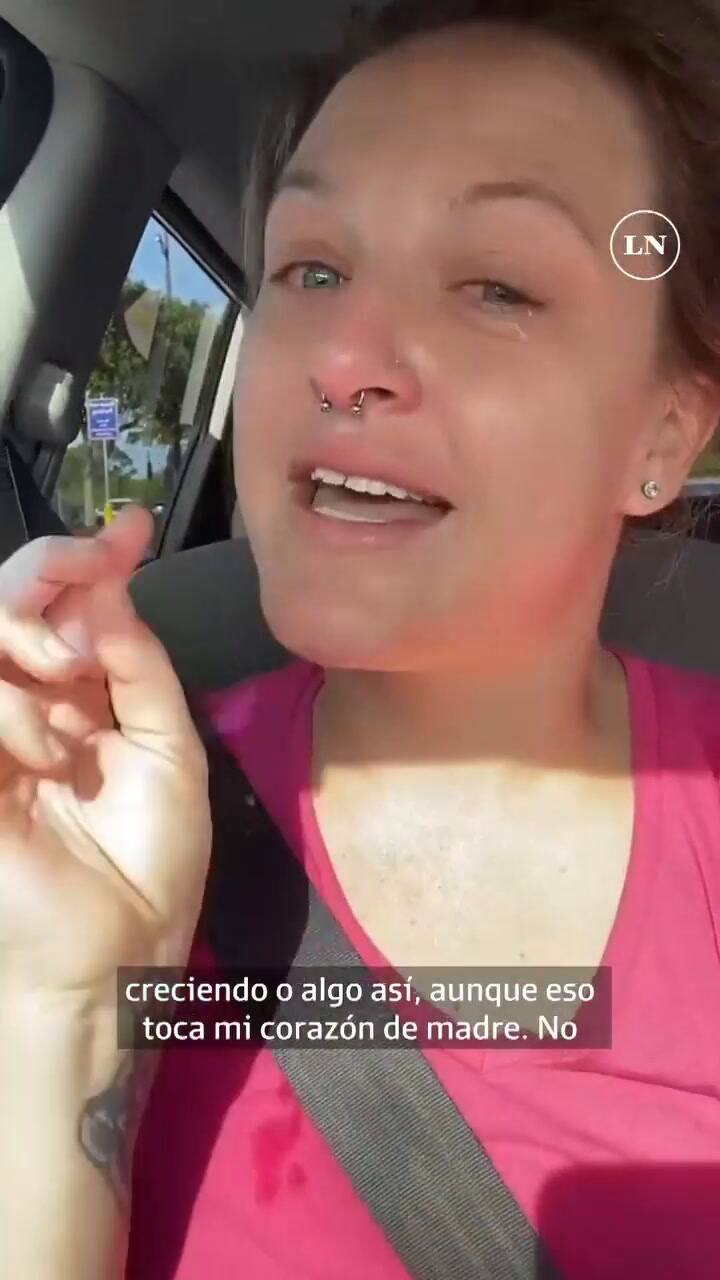 Madre llora al no poder comprarle el regalo que quería a su hija por los tiroteos en Estados Unidos