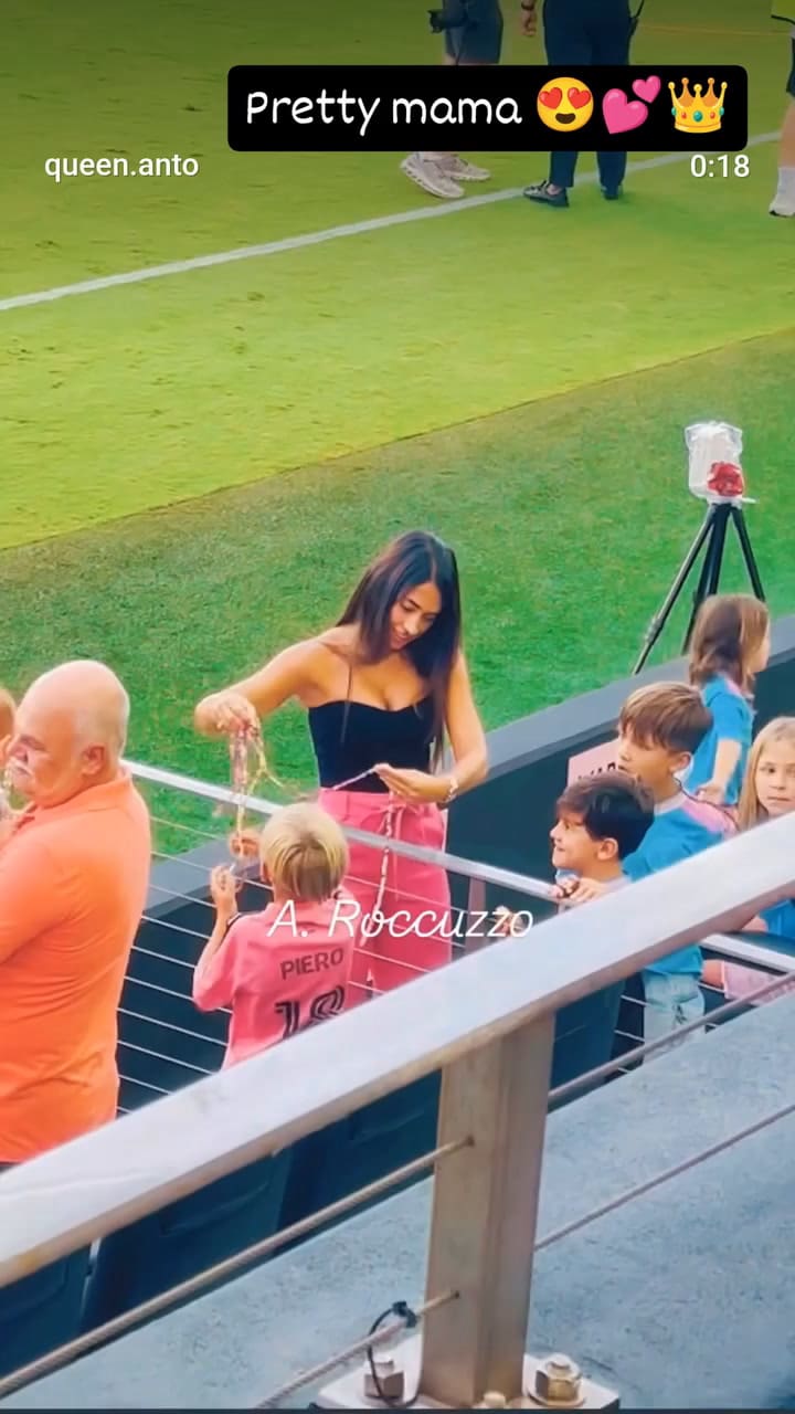 Antonela Roccuzzo jugando con Piero, el hijo de Jordi Alba
