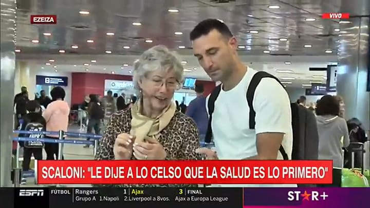 Lionel Scaloni se sacó una foto junto a una señora en el aeropuerto de Ezeiza
