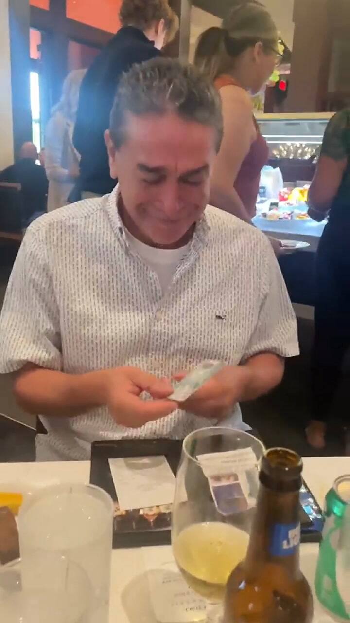 Así reaccionó un mexicano al obtener la green card de EE.UU.