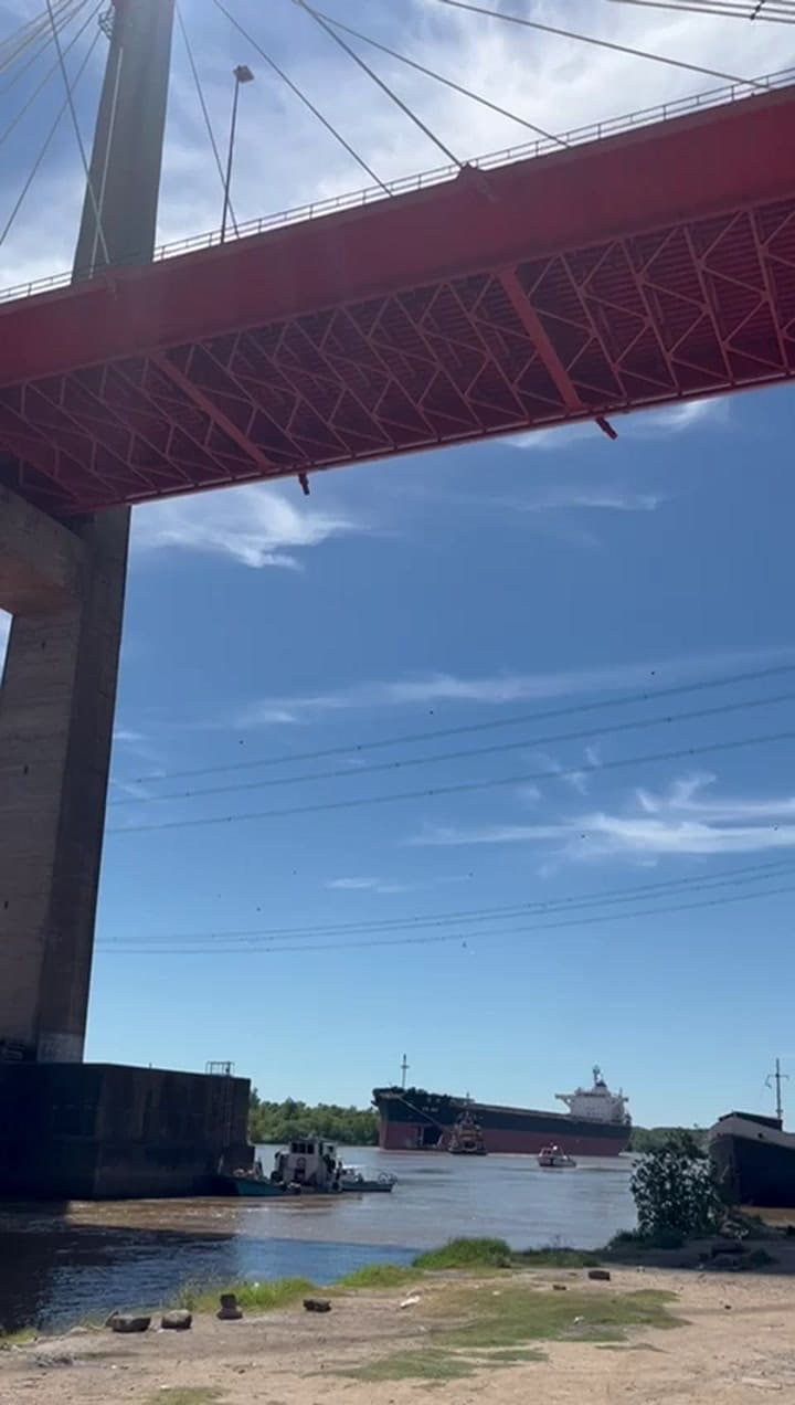 La remoción del buque en Zárate (Video 2)