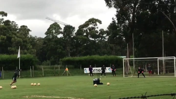 Gallardo tirando penales con Armani