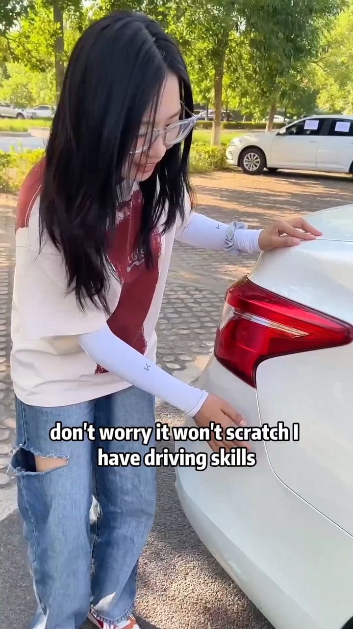 Trucos para no rallar un auto que estacionó muy cerca del tuyo