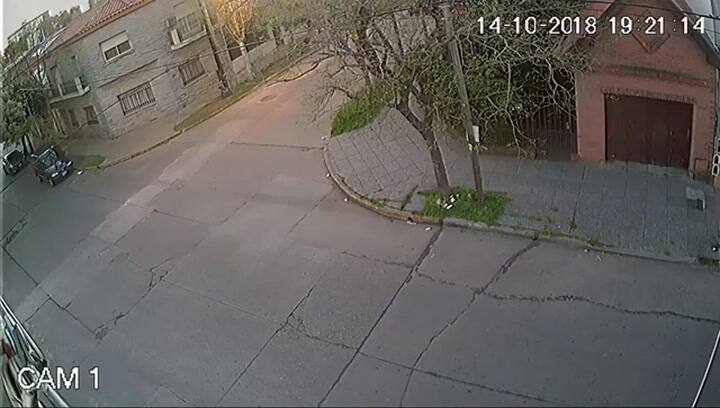 El momento de la colisión del colectivo contra la casa en Bernal