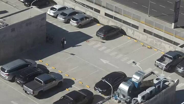 La empleada aeroportuaria se llevó la valija que olvidó un pasajero