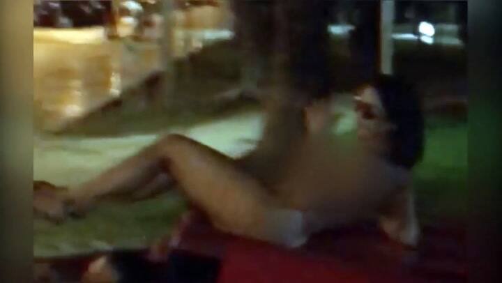 Un hombre paseó por las calles de Ibiza en un Ferrari con una mujer desnuda sobre el coche