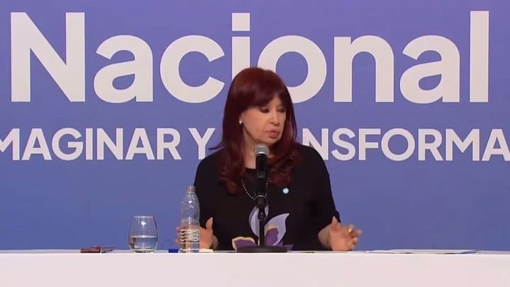 La expresidenta apuntó contra Milei por confundir el nombre del prócer José de San Martín