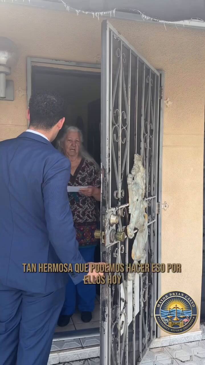 Bryan Calvo comenzó con la entrega de cheques de alivio para adultos mayores