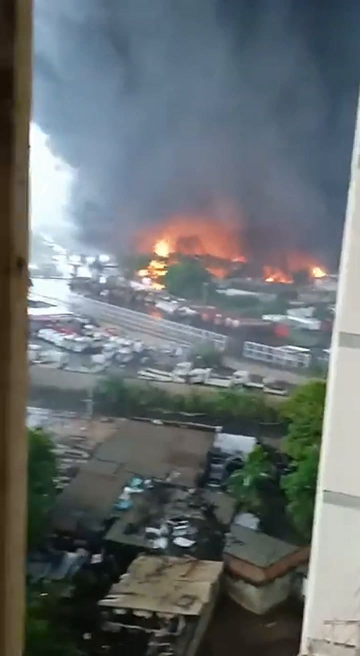 Un rayo impactó en una refinería y provocó un feroz incendio 3