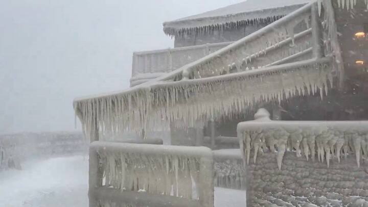 Una tormenta de nieve con efecto lacustre convierte un negocio de Nueva York en un castillo