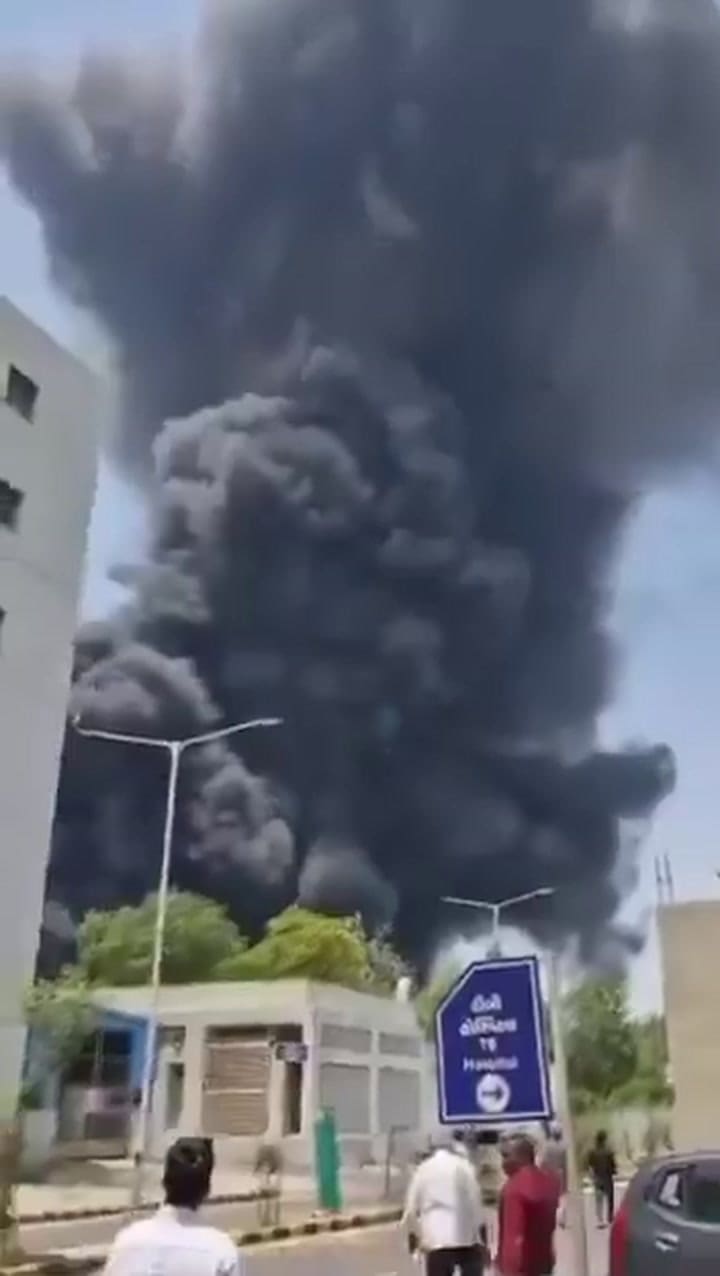 Un avión de pasajeros con destino a Londres se estrella cerca del aeropuerto en Ahmedabad, India