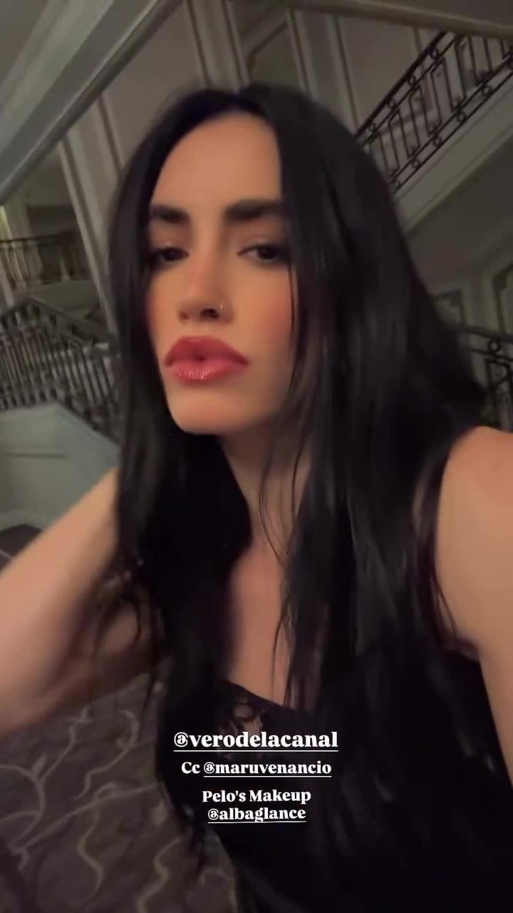 Lali mostró su look total black para San Sebastián