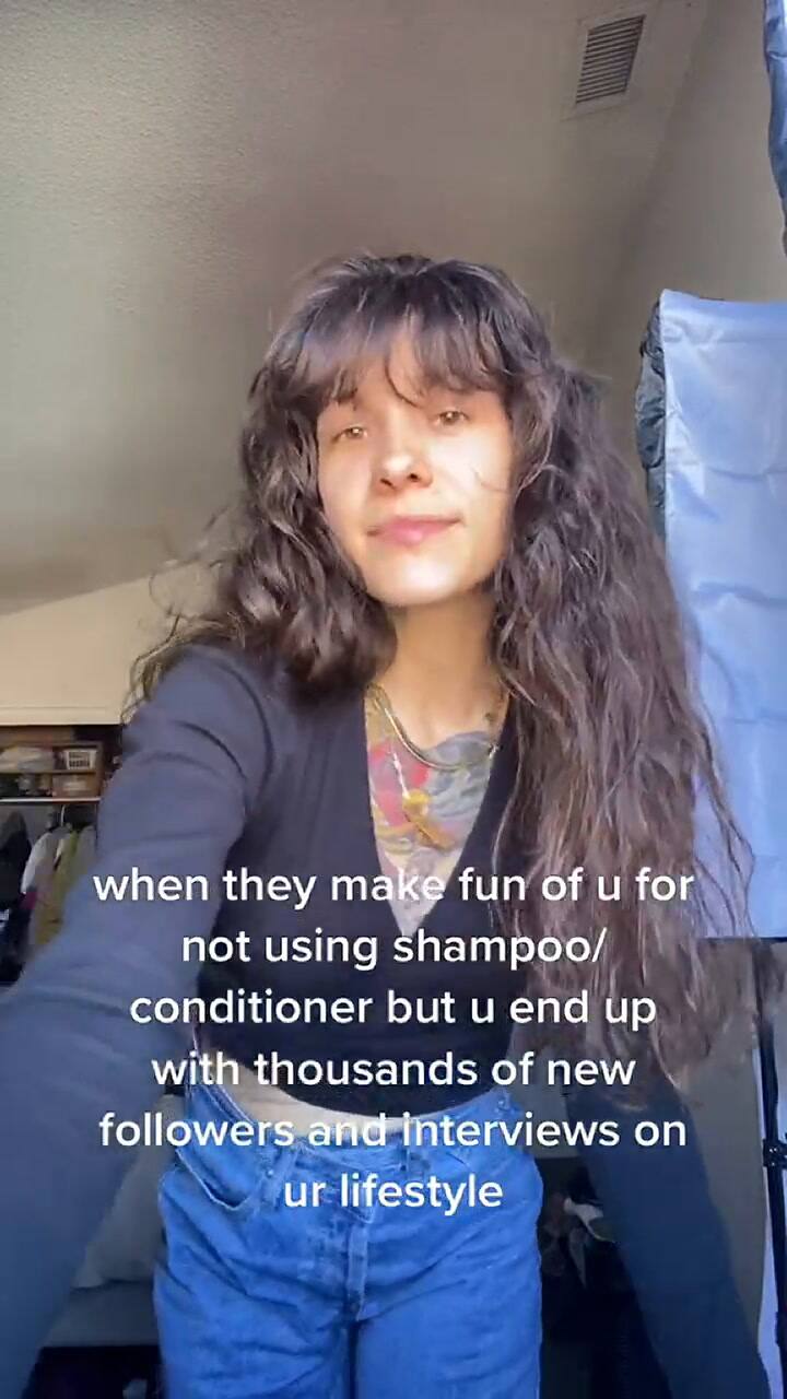 El sencillo método que utiliza una joven para mantener su pelo saludable