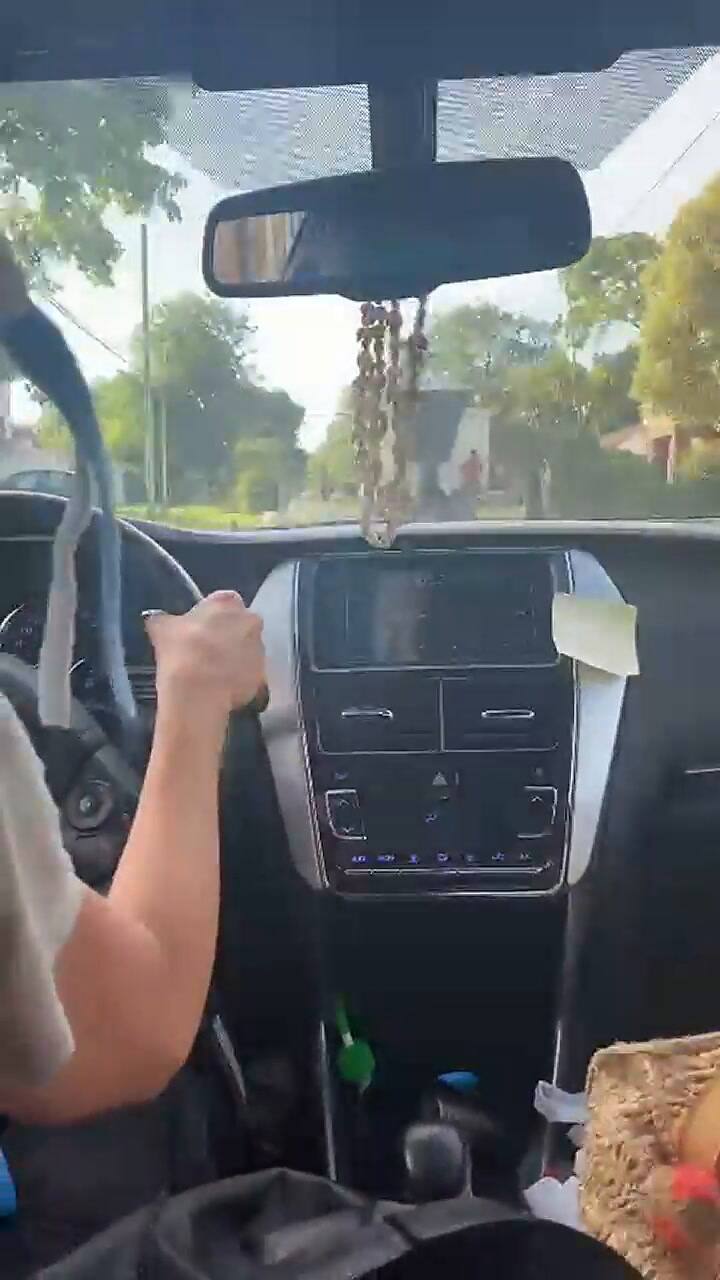 Un camión chocó tres autos, los destruyó y se dio a la fuga 6