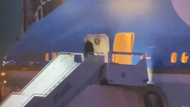 Joe Biden se tropezó mientras subía al Air Force One