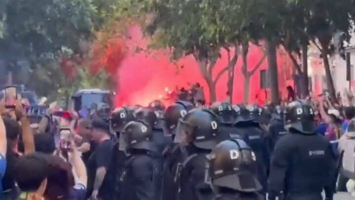 Los hinchas de Barcelona se confundieron de micro y le arrojaron piedras al ómnibus donde viajaban sus jugadores