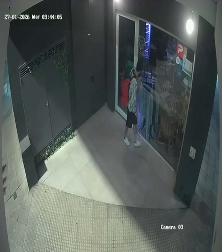 A patadas entraron a robar en una confitería