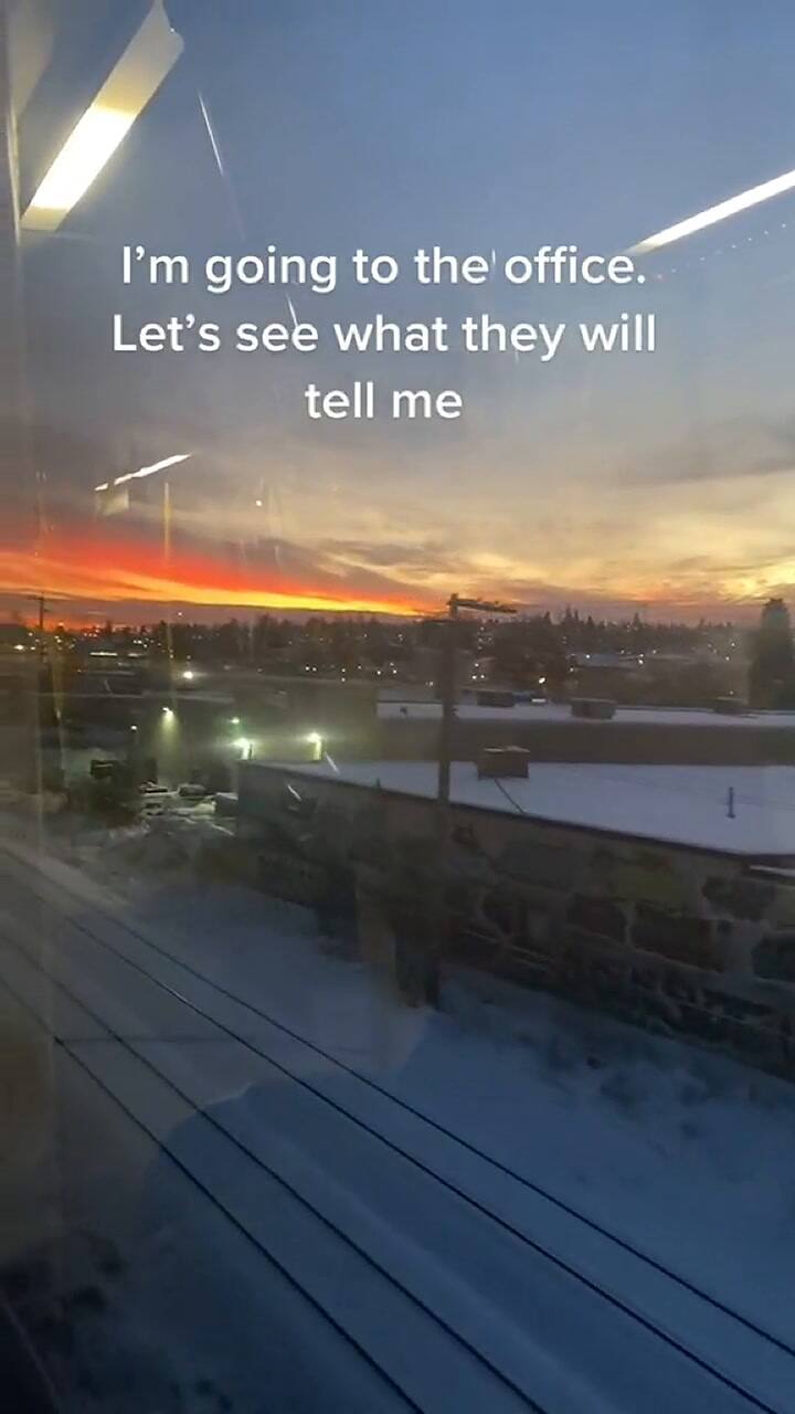 Empleado se sorprende al llegar a la oficina en medio de la nevada