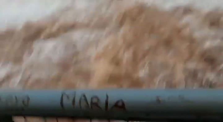 La crecida del río Iguazú provocó el cierre de los circuitos turísticos.