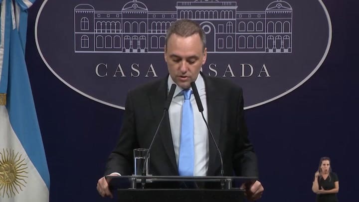 Adorni anunció la eliminación de los impuestos a las compras en el exterior