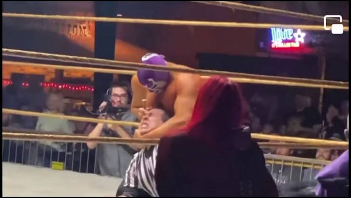 El fallido truco en una pelea de lucha libre que terminó con el árbitro hospitalizado