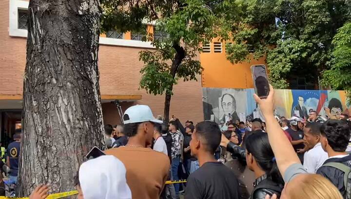 Ciudadanos Venezolanos insultando a Daniel Ceballos