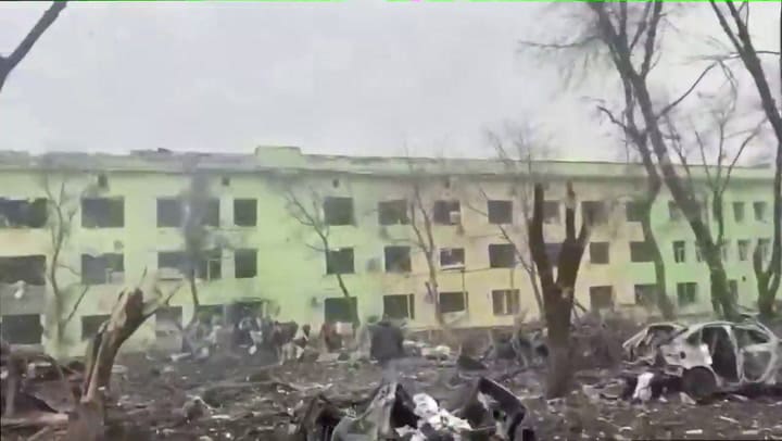 Al menos 17 adultos heridos en bombardeo de hospital pediátrico en Mariupol