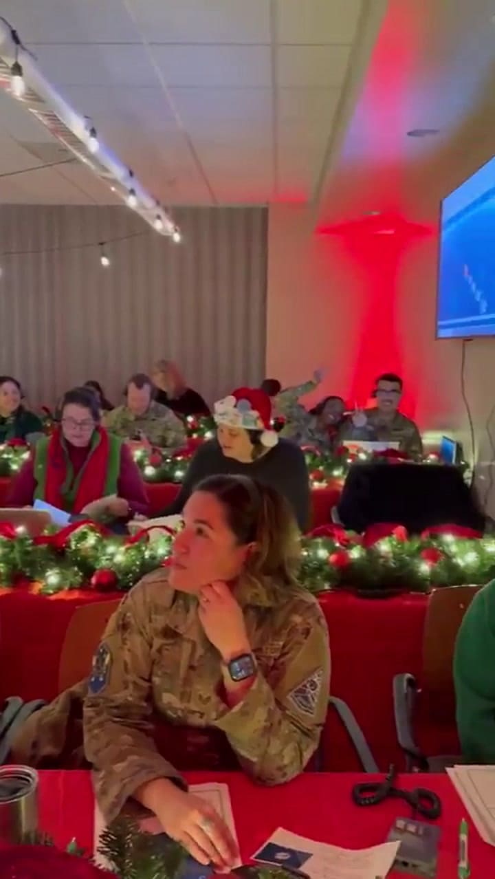 Voluntarios rastrean el paso de Santa Claus por todo el mundo