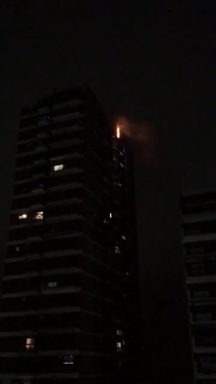 Las llamas se originaron en el piso 22 de un edificio del barrio porteño de Belgrano