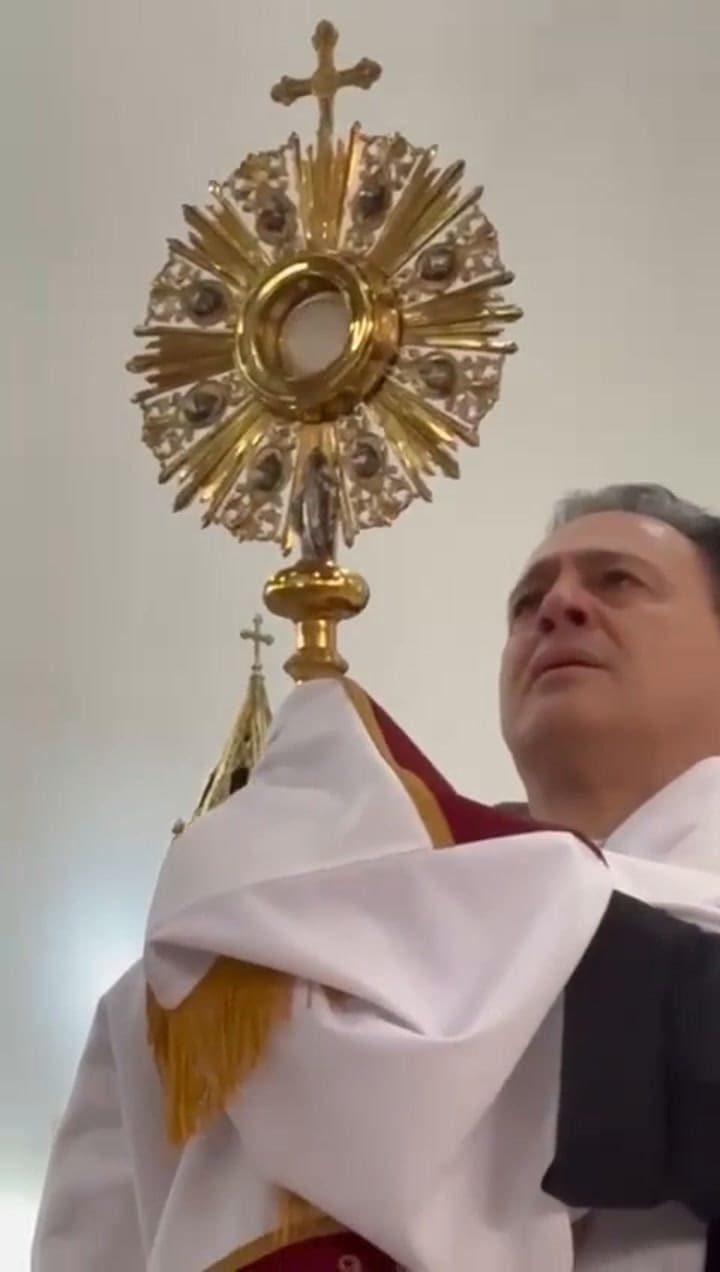 Una hostia "palpitó" ante los ojos del sacerdote
