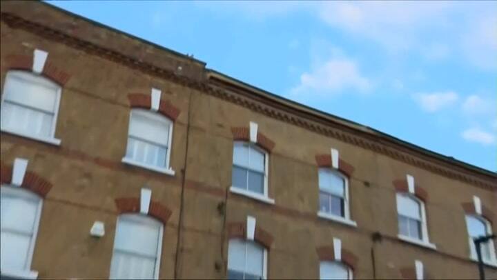 Conmoción en Londres: tomaba sol en su jardín y cayó el cuerpo de un hombre desde un avión - Reuters