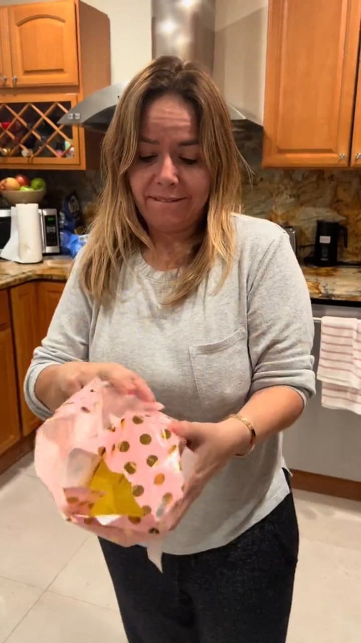 Una tiktoker le hizo un comprometedor regalo a su mamá y se hizo viral