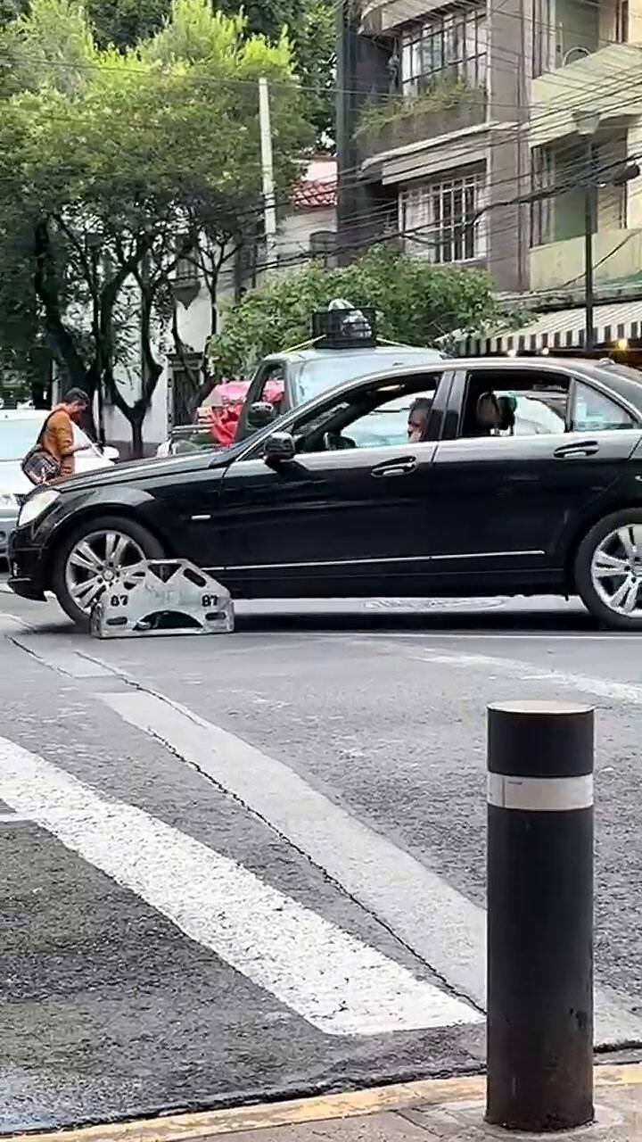 Conductor arranca su auto con la araña puesta y se vuelve viral