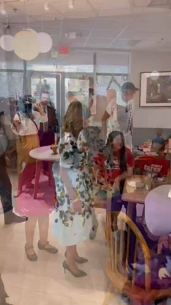 La llegada de Jill Biden a Helena's Coffee, una cafetería propiedad de argentinos en Fort Lauderdale