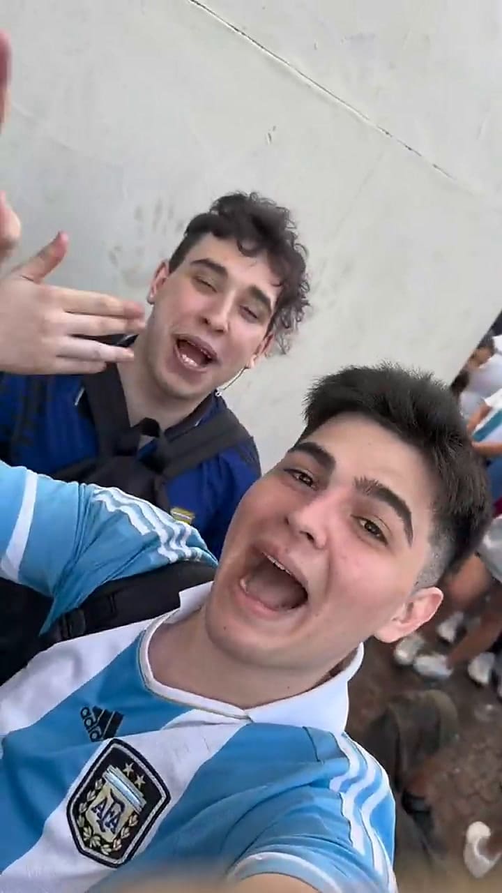 Un grupo de hinchas volvió a romper el acceso al Obelisco y se subieron a lo alto del monumento