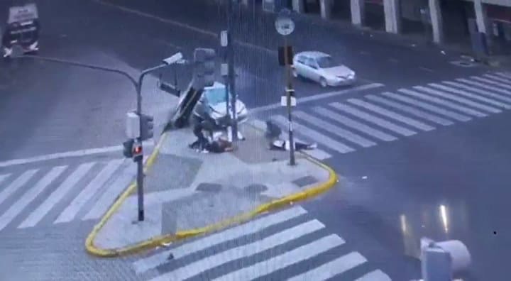 El escalofriante momento en que un auto embiste a cinco peatones en Balvanera