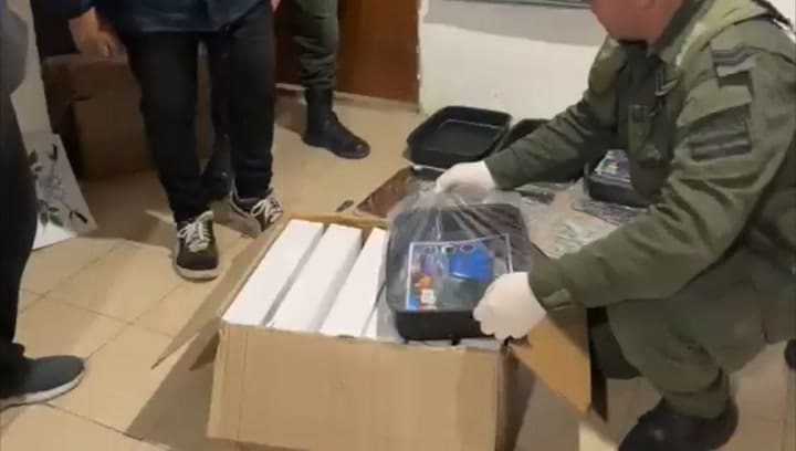 Inesperado doble hallazgo de cerca de 70 kilos de droga en un control de rutina a un micro