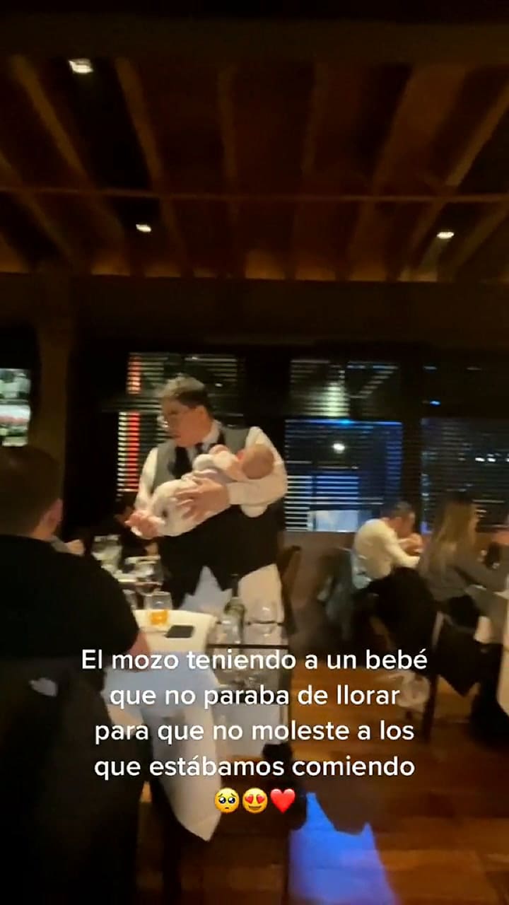 El conmovedor gesto de un mozo con un bebé que no paraba de llorar