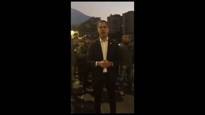 Militares se sublevan en apoyo a Guaidó y chavismo denuncia un 'golpe de Estado' - Fuente: AFP