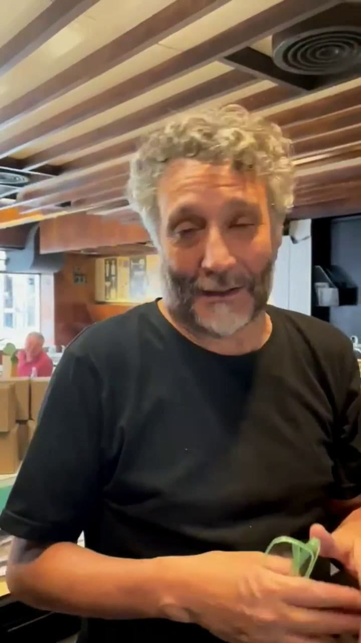 Fito Páez visitó el Bar Junior, uno de sus lugares favoritos de Rosario (IG @bar.junior)